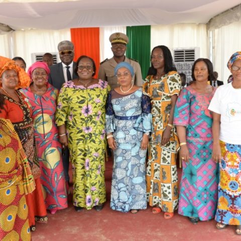 Dominique-Ouattara-remise-de-cheques-FAFCI-aux-femmes-de-COCODY-blockauss-13