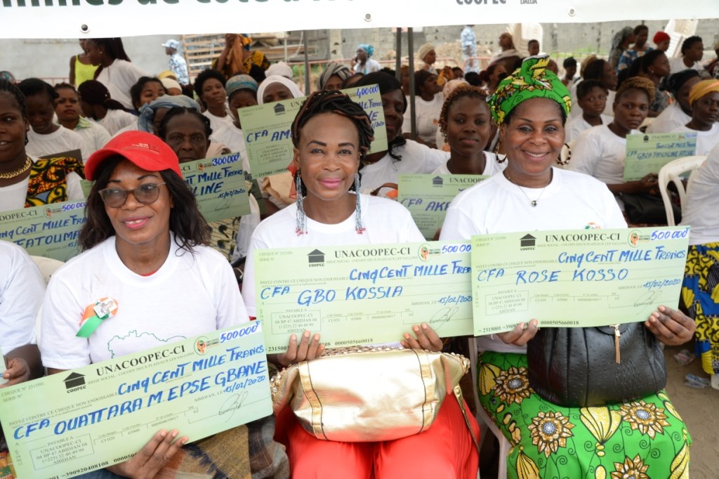 Dominique-Ouattara-remise-de-cheques-FAFCI-aux-femmes-de-COCODY-blockauss-2