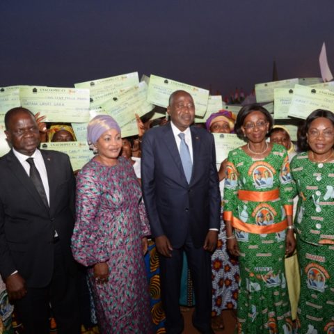 Dominique-Ouattara-remise-de-cheques-FAFCI-femmes-du-Hambol