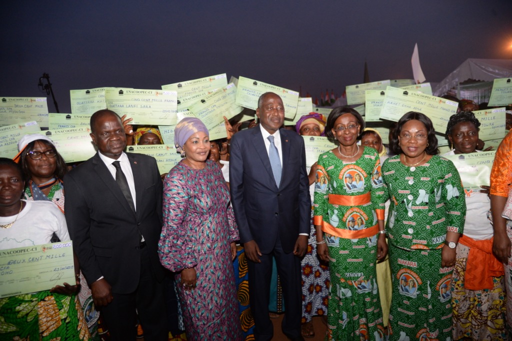 Dominique-Ouattara-remise-de-cheques-FAFCI-femmes-du-Hambol