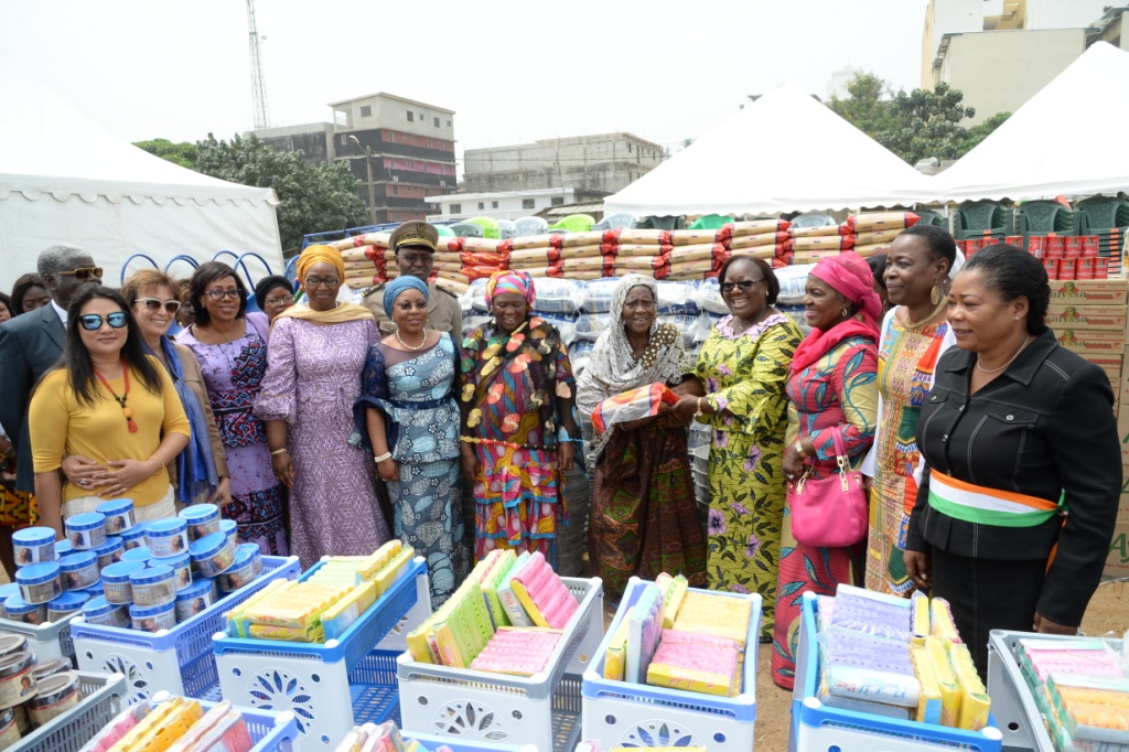 Remise-de-cheques-FAFCI-aux-femmes-de-cocody