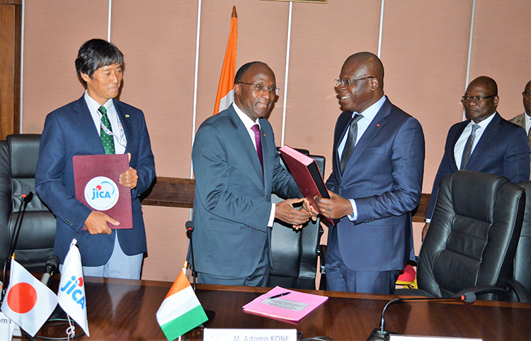 Le Ministre de l’Economie et des Finances, Adama Koné, a procédé avec le représentant de l’ambassadeur du Japon en Côte d’Ivoire, le représentant résident de la JICA, Iimura Tsutomu