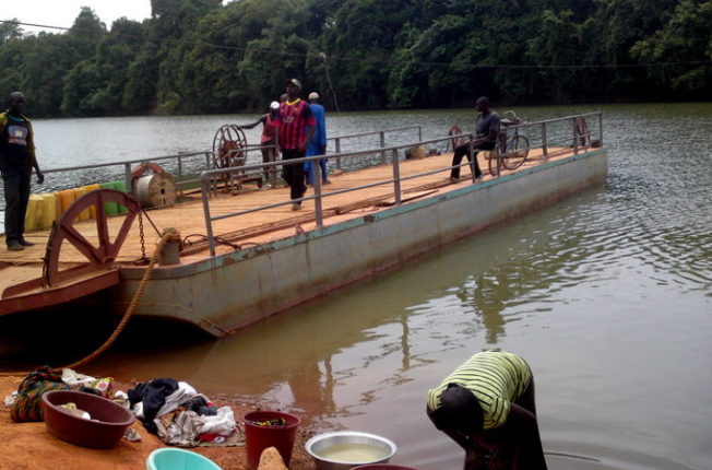 Le bac cinquantenaire reliant les 2 rives du Comoé avant le pont Sérébou-Bassawa