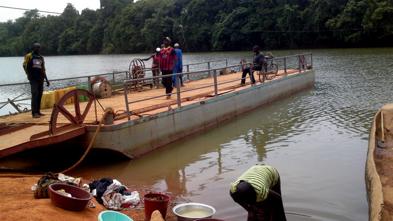 Le bac cinquantenaire reliant les 2 rives du Comoé avant le pont Sérébou-Bassawa