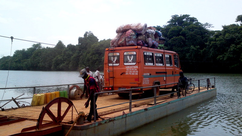 Le bac cinquantenaire reliant les 2 rives du Comoé avant le pont Sérébou-Bassawa_1