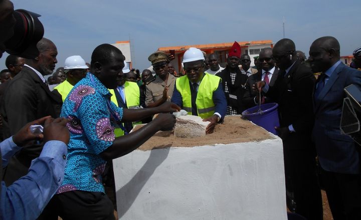 Le ministre Issa Coulibaly pose la première pierre de l’aérogare de Korhogo