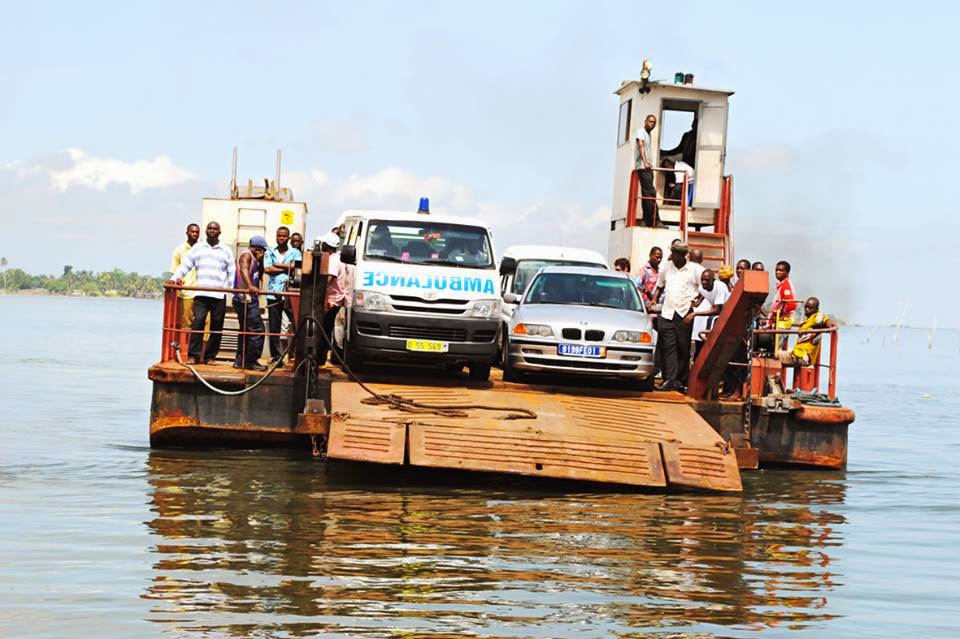 Un bac assurait la liaison entre Abidjan et Jacqueville_2