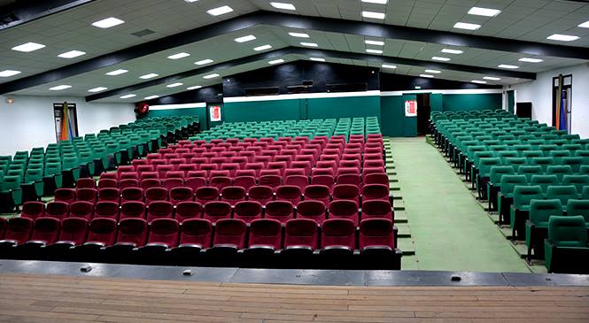 VUE INTÉRIEURE DE LA SALLE DE SPECTACLES DU CENTRE CULTUREL JACQUES AKA AVEC UNE CAPACITE DE 442 PLACES