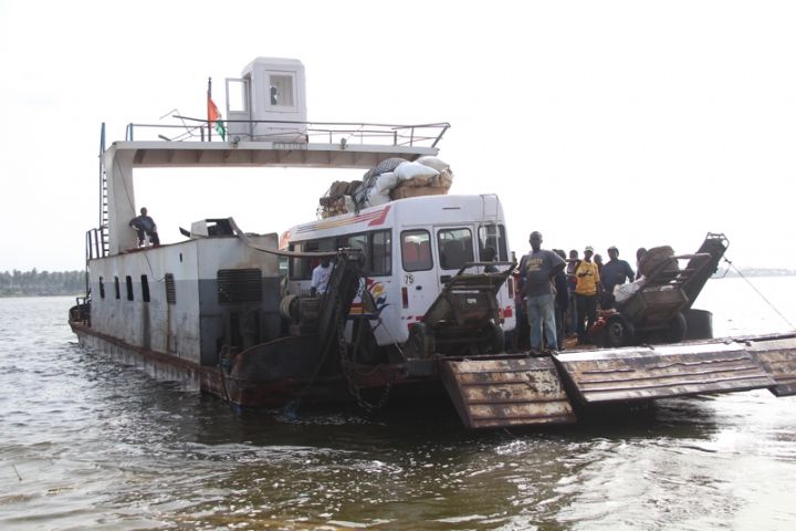 la traversée de la lagune par le bac avant l`inauguration du pont Phillipe Gregoire Yacé