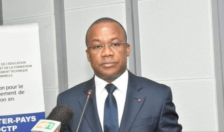 Pose 1ere Pierre Lycee_Adaou_sud_Comoe_CIV_5