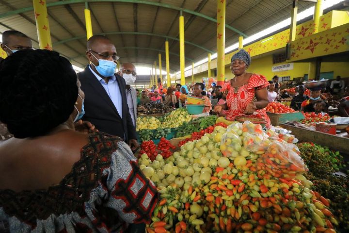 Le Ministre Souleymane Diarrassouba visite des marchés et espaces commerciaux