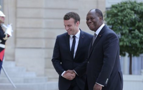 Emmanuel Macron félicite le Président Ouattara pour sa réélection.
