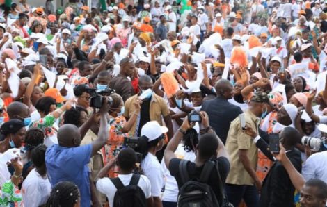 Les femmes du RHDP célèbrent la victoire du candidat Alassane Ouattara au cours d’un meeting à Abidjan (Parc des Sports de Treichville)