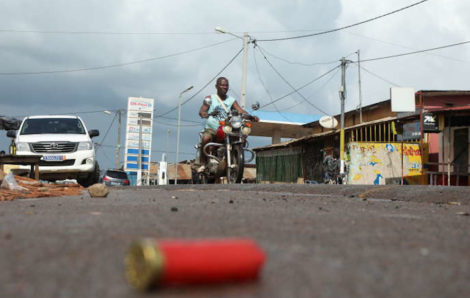 En Côte d’Ivoire, les « fake news » jettent de l’huile sur le feu (Youenn Gourlay(Abidjan, correspondance) et Yassin Ciyow(M’Batto, Côte d’Ivoire, envoyé spécial))