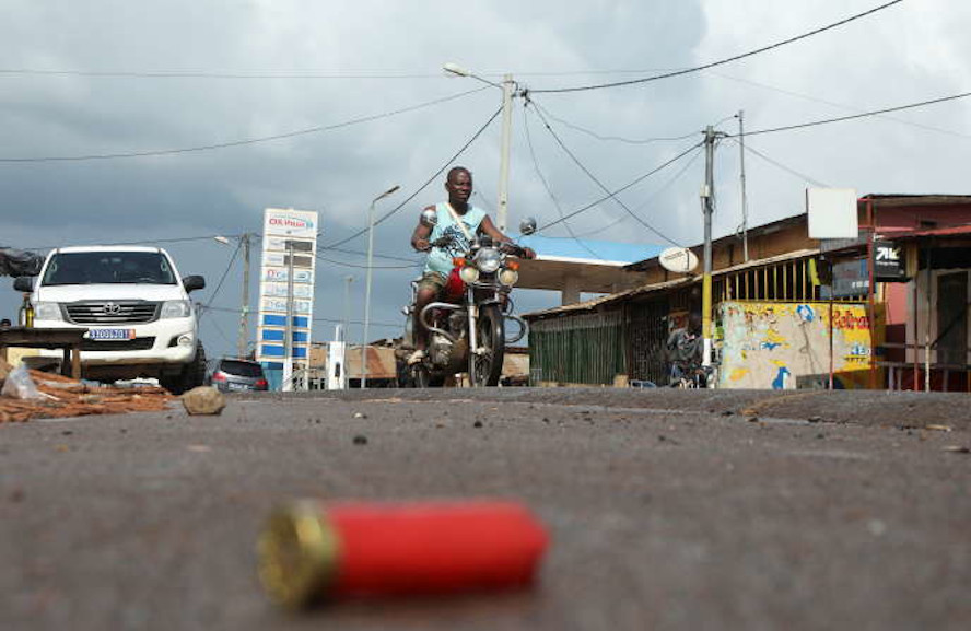 En Côte d’Ivoire, les « fake news » jettent de l’huile sur le feu (Youenn Gourlay(Abidjan, correspondance) et Yassin Ciyow(M’Batto, Côte d’Ivoire, envoyé spécial))