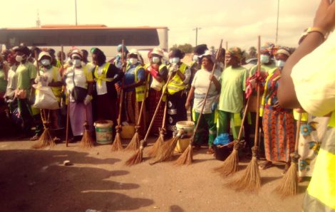 Après les violences post-électorales à Yamoussoukro, le nettoyage de la ville devient une priorité.