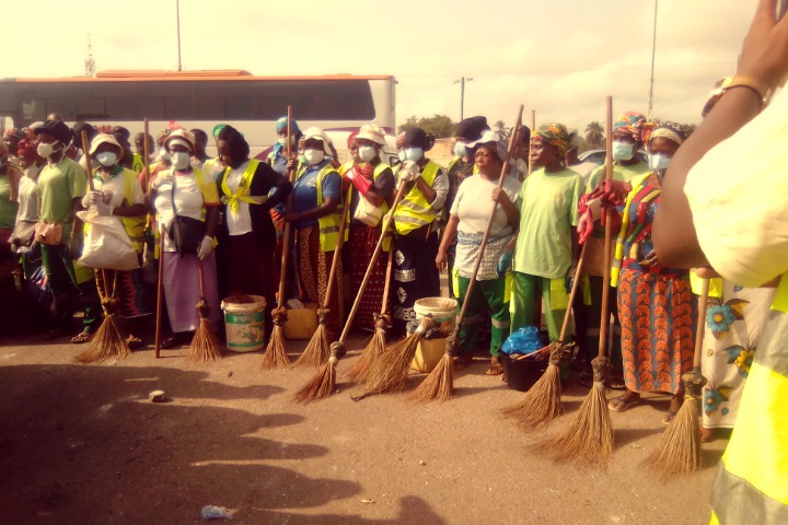 Après les violences post-électorales à Yamoussoukro, le nettoyage de la ville devient une priorité.