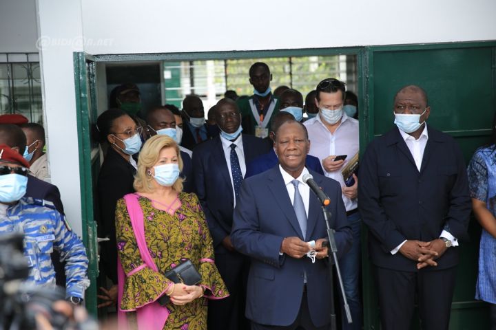 Le candidat du RHDP, Alassane Ouattara a vôté ce samedi à 11 heures 30 au lycée Sainte Marie de Cocody. ( BV 06)