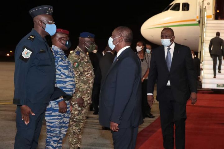 Alassane Ouattara de retour d’un séjour en France