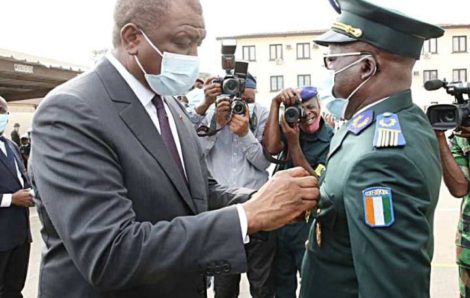 Décoration : le Premier Ministre Hamed Bakayoko salue le professionnalisme et l’efficacité des Forces de Défense et de Sécurité