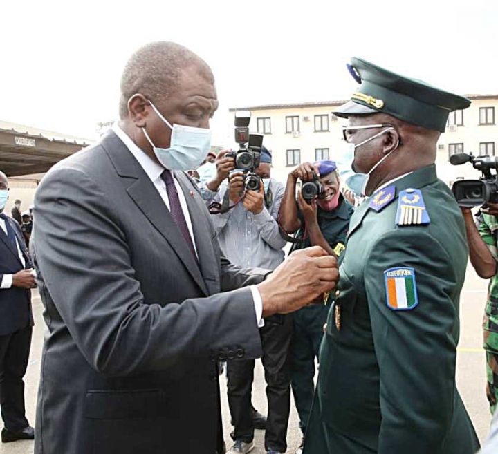 Décoration : le Premier Ministre Hamed Bakayoko salue le professionnalisme et l’efficacité des Forces de Défense et de Sécurité