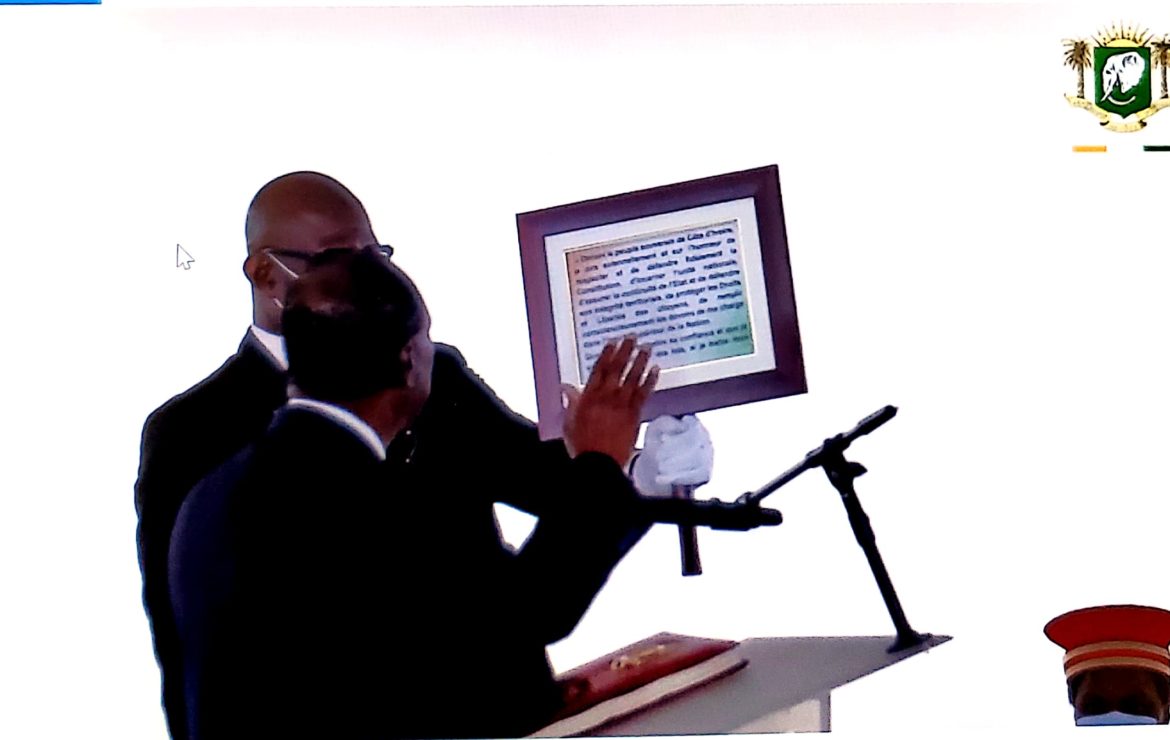 Alassane Ouattara officiellement investi président de la République de Côte d’Ivoire : prestation de serment sur la constitution.