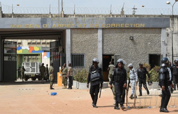 Alassane Ouattara gracie 2000 prisonniers condamnés pour des infractions mineures