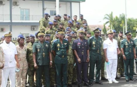 Forces armées/Opérations militaires extérieures : La Nation reconnaissante à 24 officiers et 150 soldats.