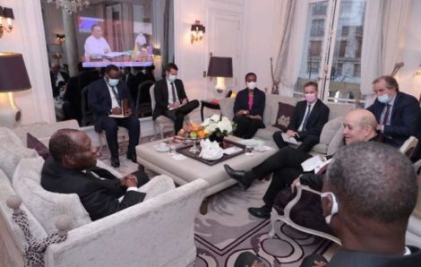 France : Alassane Ouattara échange avec Jean Yves Le Drian avant un diner avec son homologue français.