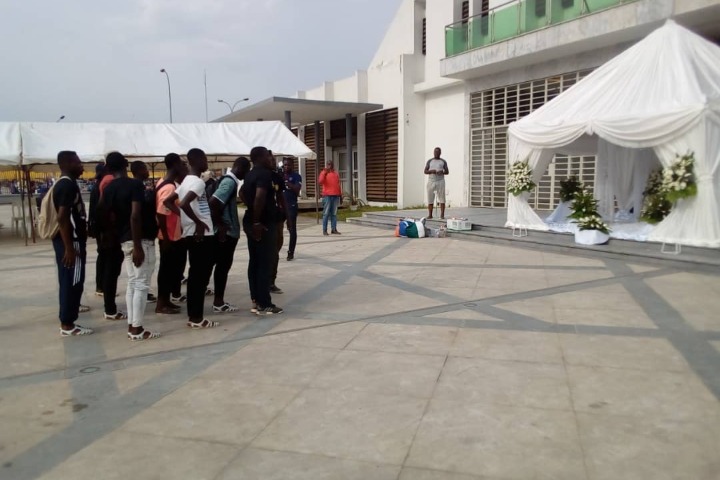 Des membres de la Fesci d’Abidjan nord rendent hommage à Hamed Bakayoko.