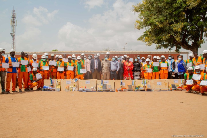 Côte d’Ivoire. Réinsertion : des migrants revenus au pays réhabilitent une école.