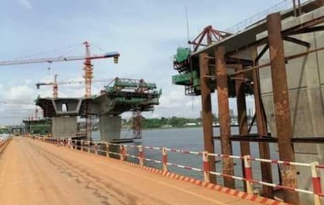 Le 4ème pont d’Abidjan en Côte-d’Ivoire surplombe la lagune.