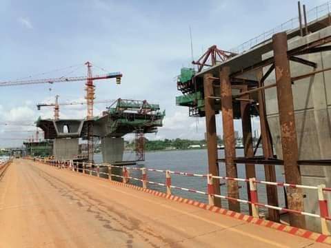 Le 4ème pont d’Abidjan en Côte-d’Ivoire surplombe la lagune.