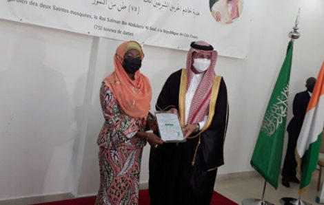 L’Arabie Saoudite remet 75 tonnes de dattes à la communauté musulmane de Côte d’Ivoire.