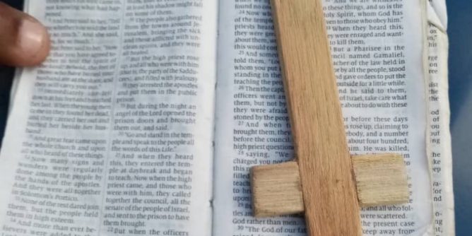 Bible et croix_Assaillants