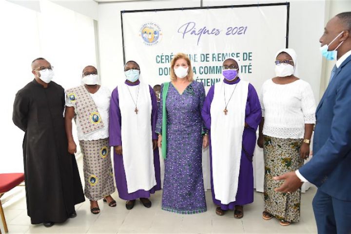 Don à la communauté chrétienne Dominique Ouattara_Paques_2021_CIV_11