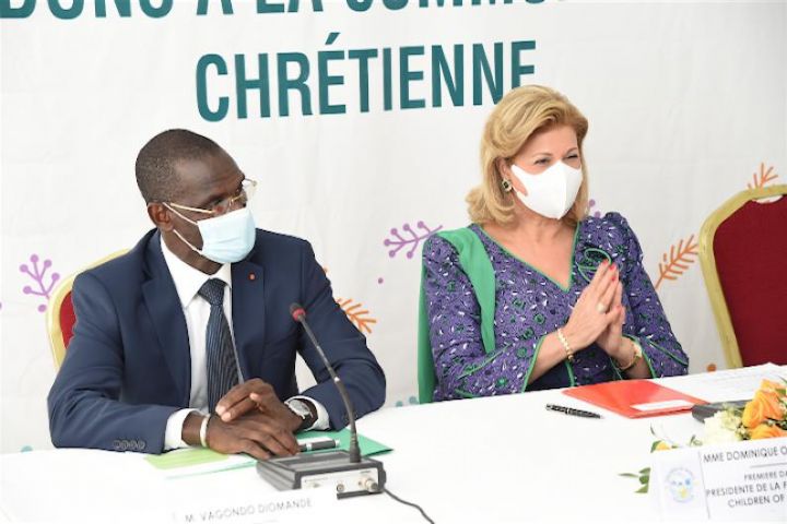 Don à la communauté chrétienne Dominique Ouattara_Paques_2021_CIV_18