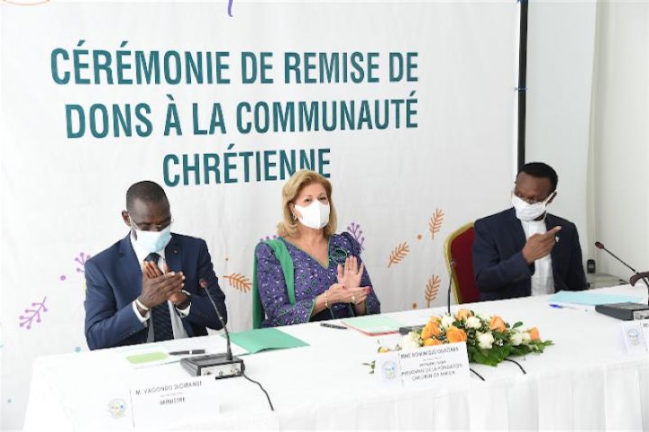 Don à la communauté chrétienne Dominique Ouattara_Paques_2021_CIV_20