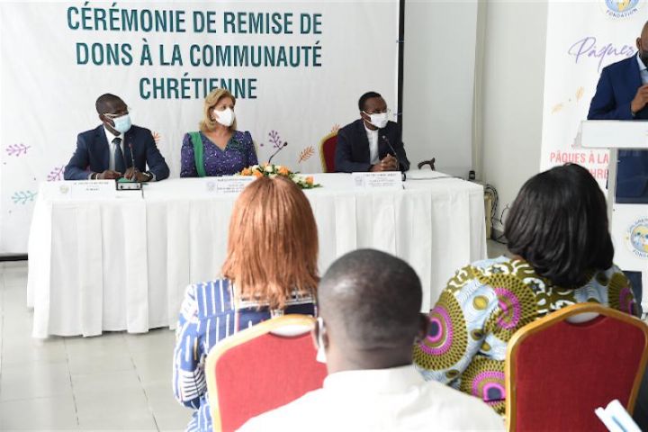 Don à la communauté chrétienne Dominique Ouattara_Paques_2021_CIV_21