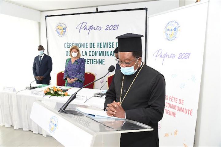 Don à la communauté chrétienne Dominique Ouattara_Paques_2021_CIV_25