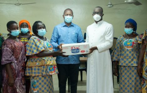 Action de solidarité : Bruno Koné remet les dons du Président de la République aux chrétiens de Katiola et Korhogo.