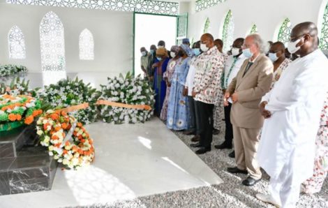 Funérailles traditionnelles d’Amadou Gon Coulibaly : le Premier Ministre Patrick Achi dépose une gerbe de fleurs sur la tombe du défunt.