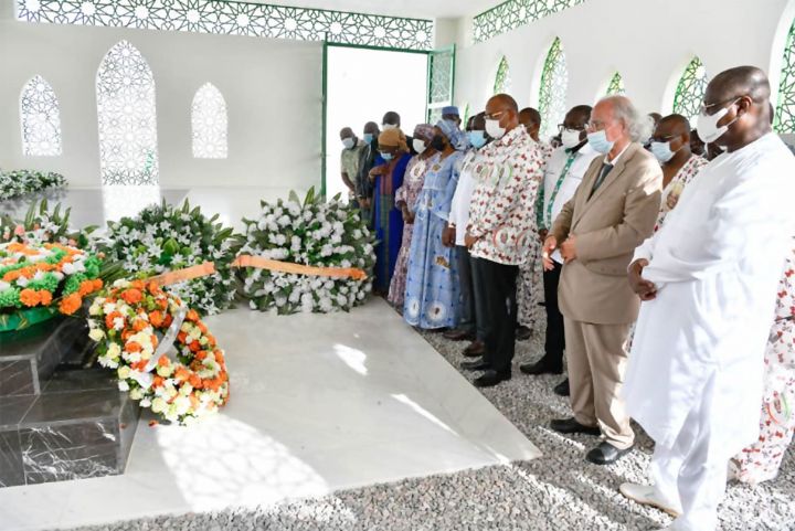 Funérailles traditionnelles d’Amadou Gon Coulibaly : le Premier Ministre Patrick Achi dépose une gerbe de fleurs sur la tombe du défunt.