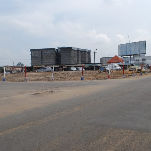Les travaux de construction des infrastructures commerciales en cours à Yopougon.