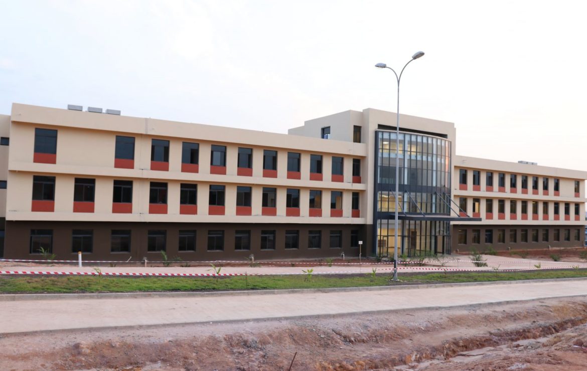 Côte-d’Ivoire : Adama Diawara annonce l’ouverture de l’université de San Pedro en octobre 2021.