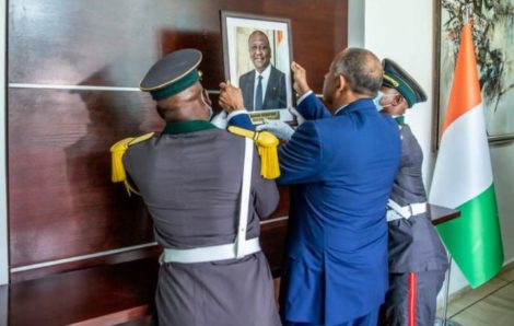 Hommage : le portrait de feu le Premier Ministre Hamed Bakayoko dans la galerie de la Primature.