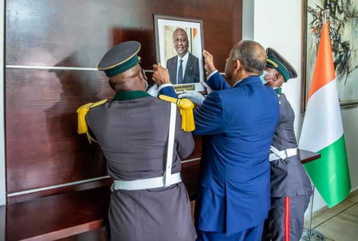 Hommage : le portrait de feu le Premier Ministre Hamed Bakayoko dans la galerie de la Primature.