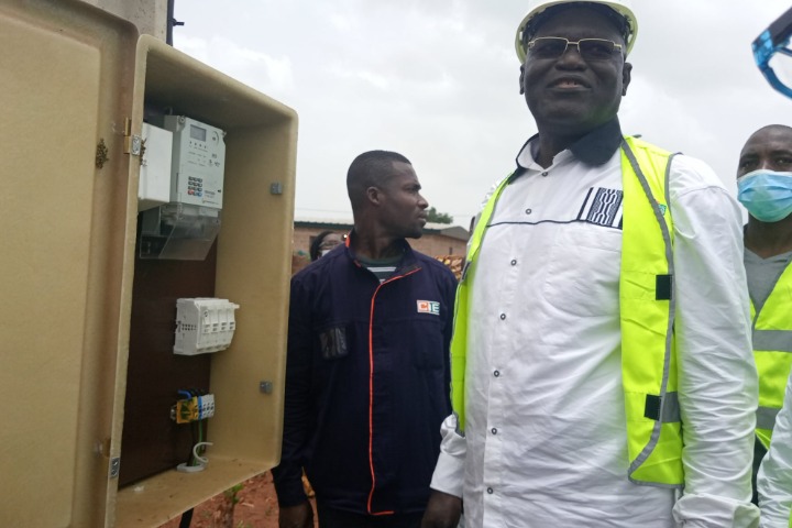 Côte d’Ivoire. Infrastructures. Trois villages de Sakassou connectés au réseau électrique national.