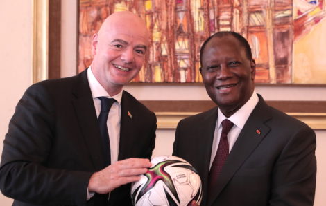 Le Président de la République, S.E.M. Alassane OUATTARA, s’est entretenu, ce mardi 4 mai 2021, avec les Présidents Gianni INFANTINO de la FIFA et Patrice MOTSEPE de la CAF.