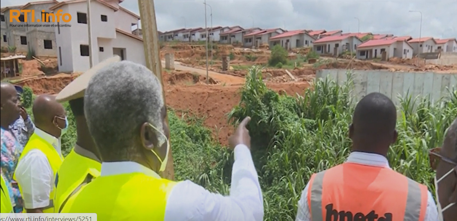 Le Ministre Gouverneur, Robert Beugré Mambé visite les chantiers du District d’Abidjan.